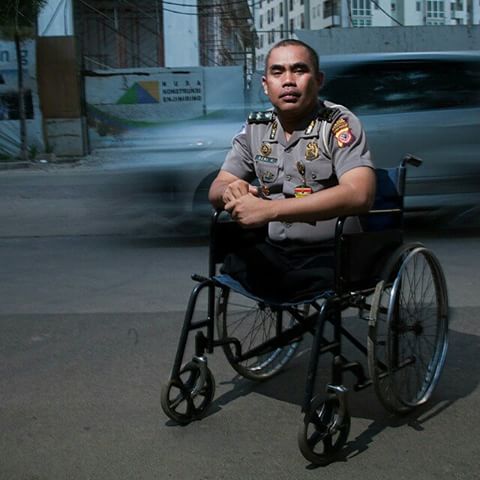 Meski Tanpa Kaki, Polisi ini Tetap Kokoh Menjalankan Tugasnya